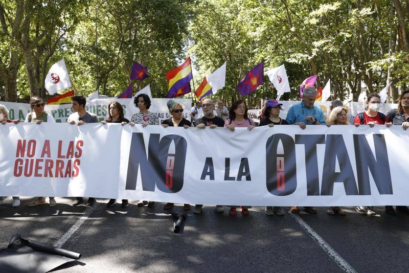 40 años después de las grandes protestas contra la entrada de España en la Alianza, el centro de Madrid volvió a acoger este domingo una marcha antimilitarista. 