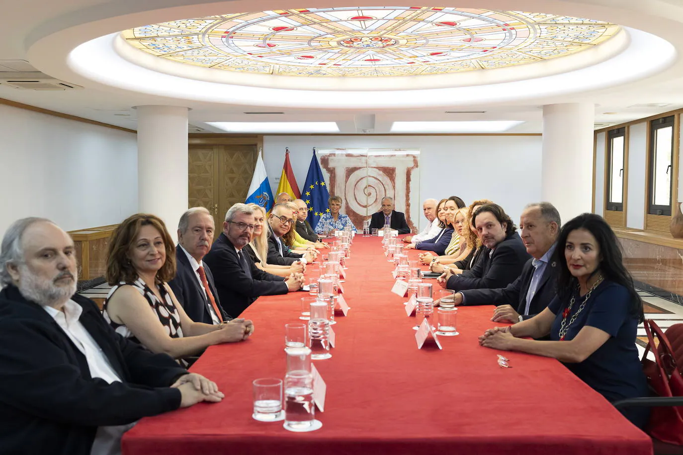 The members of the CES, with the President of the Government and the Minister of Employment.  /EFE