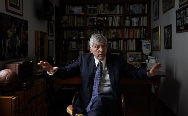 Ángel María Villar, durante una entrevista./ignacio pérez