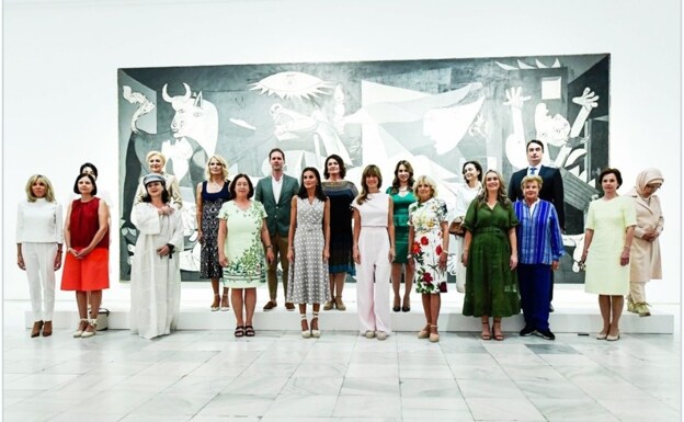 La reina Letizia junto a los acompañantes de los mandatarios que asisten a la cumbre de la OTAN, incluida Begoña Gómez, con el Guernica de fondo, esta tarde.