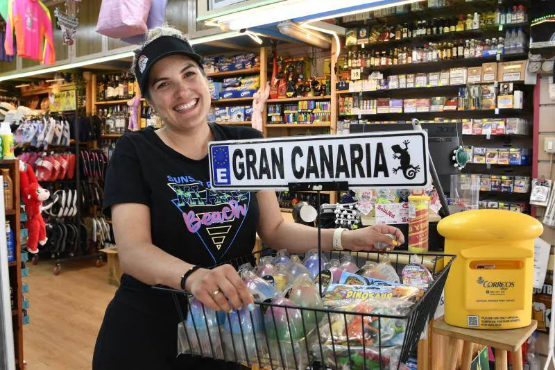 Yasmely Solís, empleada de 'Supermarket Souvenirs' en Playa del Inglés. /j. c. a.