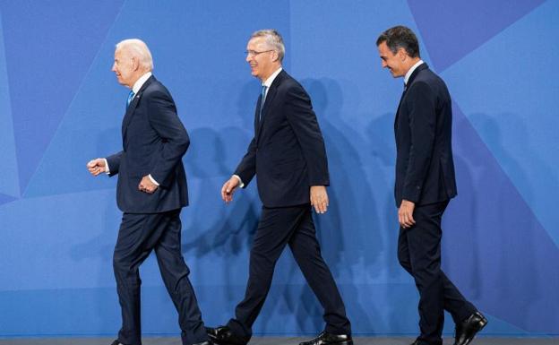 Pedro Sánchez y Jens Stoltenberg, secretario general de la OTAN, siguen los pasos de Joe Biden durante la inauguración de la cumbre. /Reuters