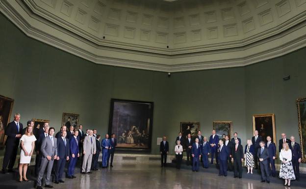 Foto de familia de los jefes de Estado y jefes de Gobierno que participaron en la cumbre de la OTAN, antes de la cena en el Prado. /EFE