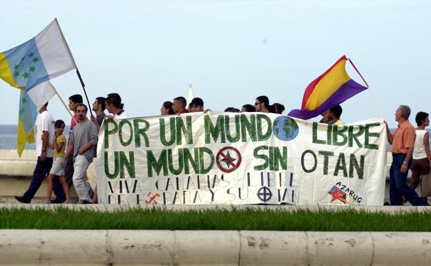El movimiento antiotan en la capital grancanaria, en una protesta por maniobras militares en 2002. /Arcadio Suárez