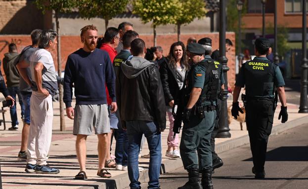 Agentes de la Guardia Civil escoltan a familiares y amigos de la víctima en Santovenia./Rodrigo Jiménez