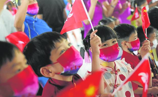 Niños con trajes tradicionales chinos participan en una ceremonia de celebración del veinticinco aniversario del traspaso de Hong Kong a China.