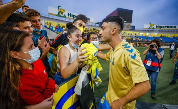 Moleiro, with UD fans. 