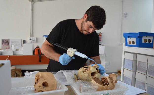 El investigador Aaron Morqueño Izquier ha analizado los restos óseos humanos de los mahos que están depostiados en el Museo Arqueológico de Fuerteventura, sito en Betancuria. 