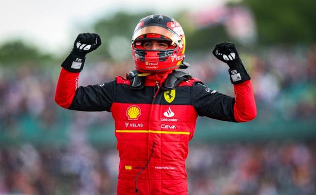 Carlos Sainz celebra su victoria en Silverstone. 
