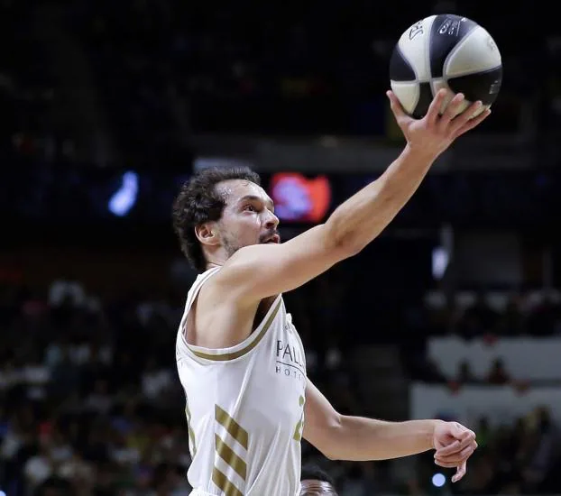 Sergio Llull enters the basket during a game. 
