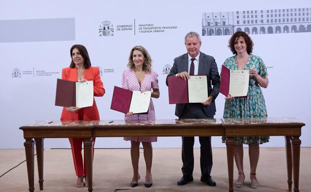 La alcaldesa de Telde, Carmen Hernández, durante la firma del convenio en Madrid. /acfi press
