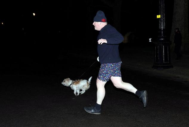 El primer ministro británico, Boris Johnson, sale a correr con su perro Dilyn, por el parque de St James de Londres, en mitad del escándalo por el 'partygate'