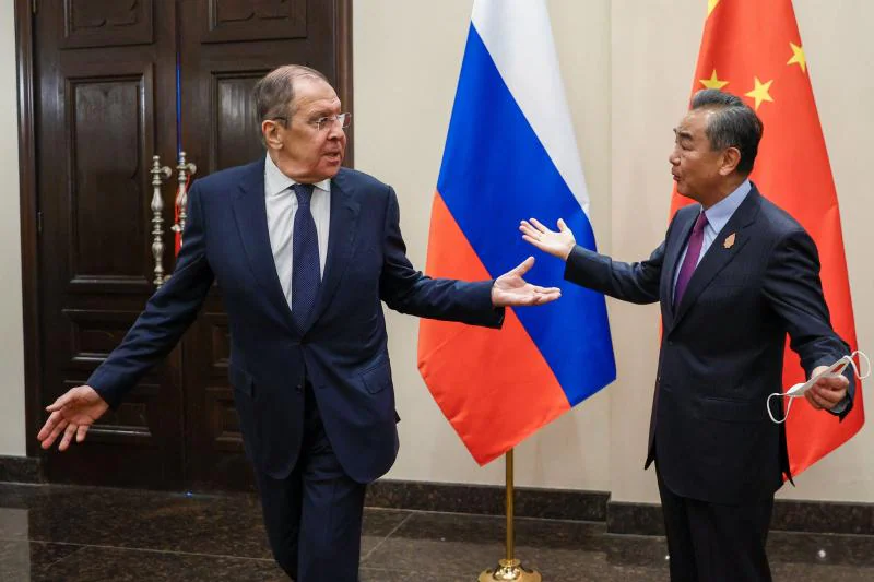 El jefe de la diplomacia rusa, Serguéi Lavrov, y su homólogo chino, Wang Yi, después de posar para la fotografía oficial 