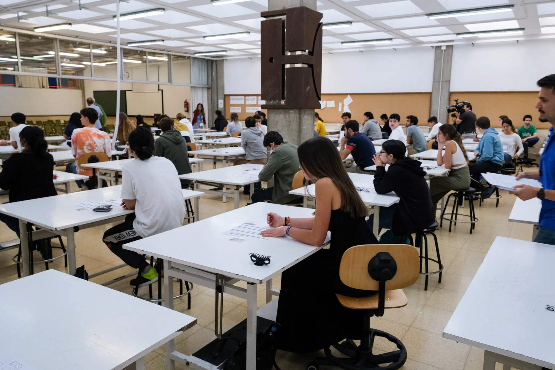 Students take an EBAU test this June at the ULPGC. 