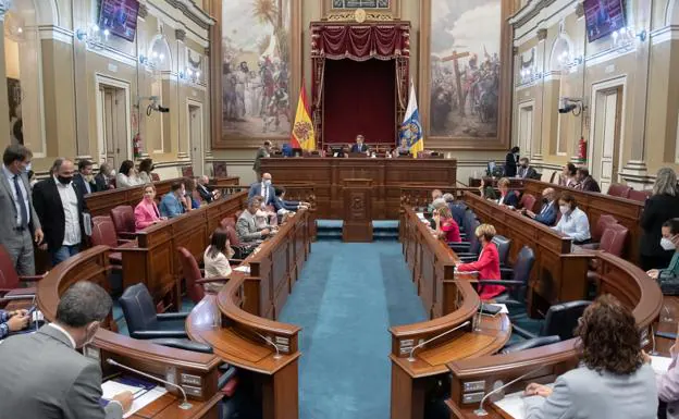 Archive image of a plenary session of the Parliament of the Canary Islands. 