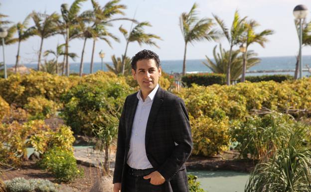 The Peruvian tenor sings at the Hotel Santa Catalina, together with the Oviedo Filarmonía. 