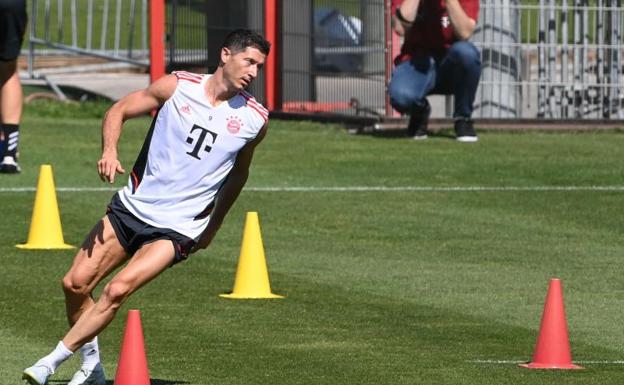 Robert Lewandowski, in one of his last training sessions as a Bayern footballer. 