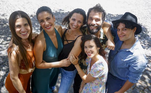 From left to right, Geny Díaz, Yanely Hernández, Eva M. Cavadas, Sofía Rubro, Maykol Hernández and Saulo Trujillo, part of the cast of 'Medea XXI', in the capital of Gran Canaria. 