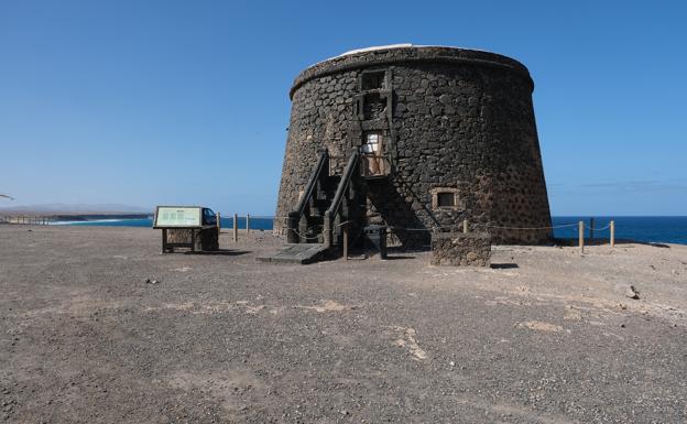 La torre defensiva de El Totón, al sur de El Cotillo, data del siglo XVIII. /Javier Melián / Acfi press