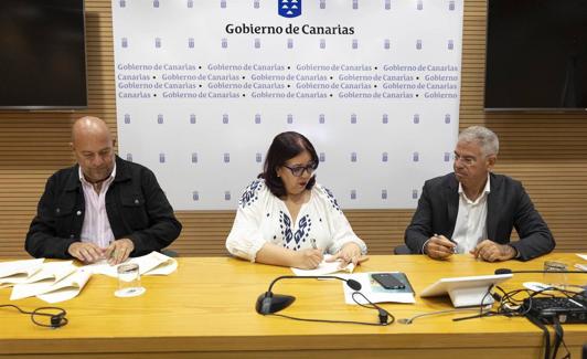 Momento de la firma del acuerdo. La consejera, Manuela Armas, y representantes sindicales. /EFE