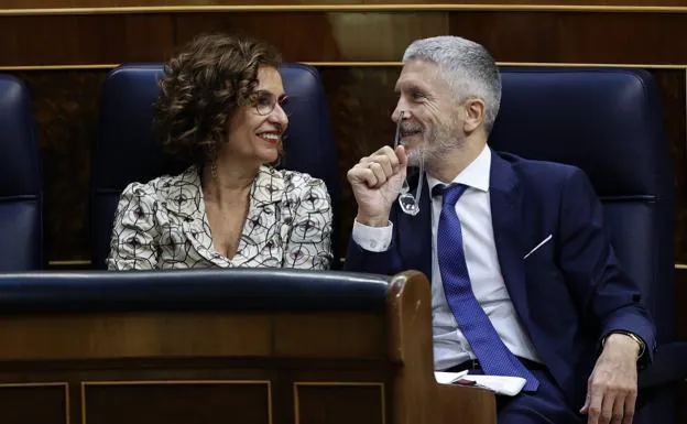 The Minister of Finance, María Jesús Montero, talks with the Minister of the Interior, Fernando Grande Marlaska, in the plenary session of Congress. 