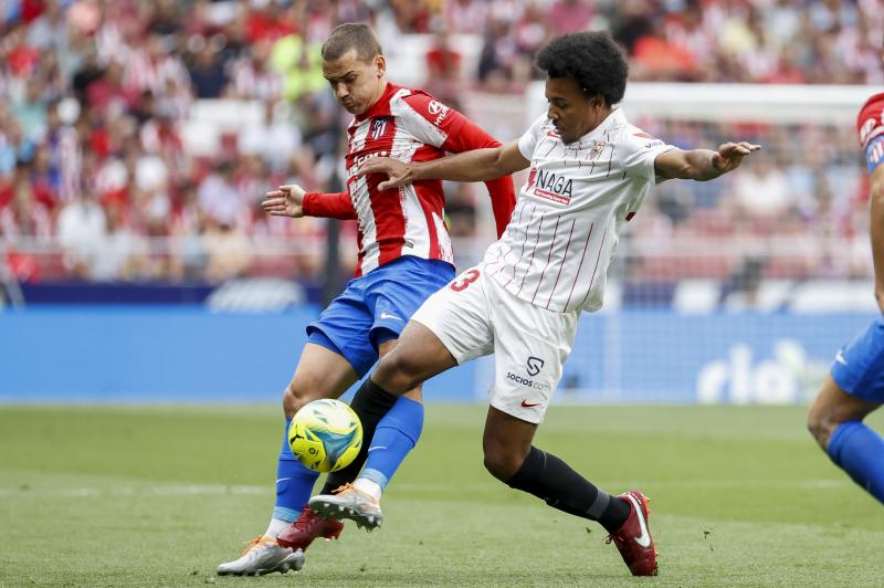 Koundé, one of the defenders wanted by the culé team, fights for a ball with Griezmann in a match this past season.