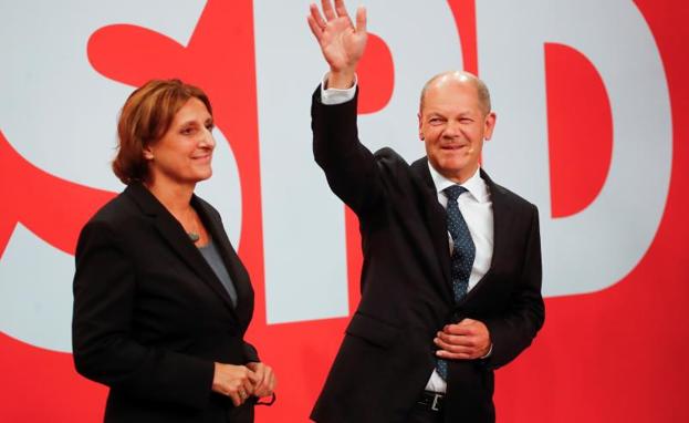 Scholtz, junto a su esposa Britta, durante una mitin electoral. /Wolfgang Rattay/REUTERS/
