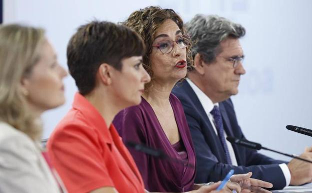 La ministra de Hacienda, María Jesús Montero, junto a Calviño, Rodríguez y Escrivá, tras el Consejo de Ministros. /EFE