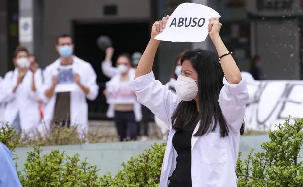 More than 2,200 temporary doctors protested in April in the Canary Islands for their conditions. 