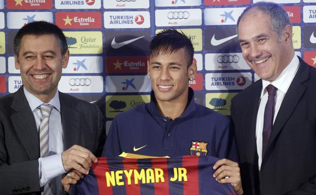 Neymar, between Bartomeu and Zubizarreta, the day of his presentation with Barcelona. 
