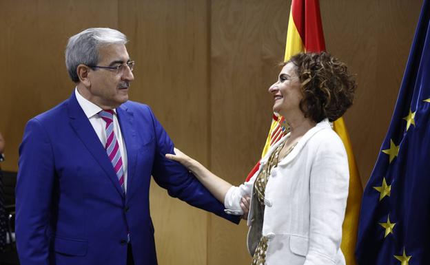 Román Rodríguez con la ministra María Jesús Montero. 