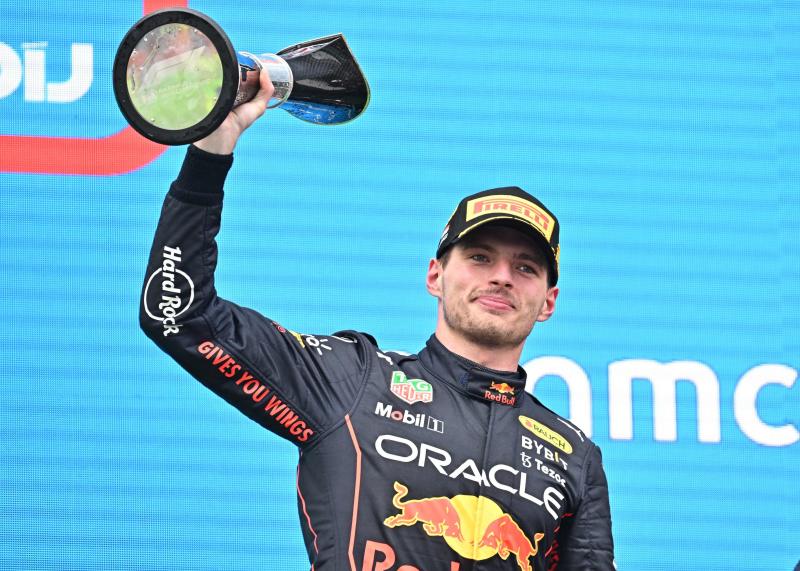 Max Verstappen levanta el trofeo que le acredita como ganador del Gran Premio de Hungría./AFP (Attila Kisbenedek)