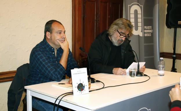 Pedro Flores (left) next to a copy of 'Coser para la calle', together with Frank González, at the 2018 presentation at Rodríguez Quegles. 