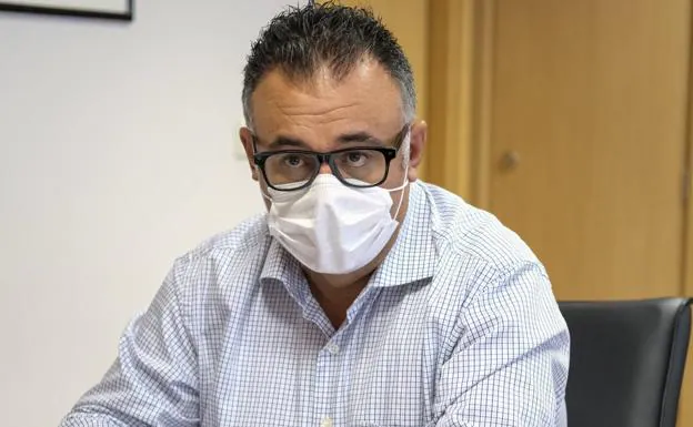 Conrado Domínguez, director of the Canarian Health Service.  Below, the commission agent Machín's contract. 