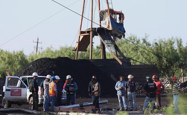 Trabajos de rescate en el exterior de la mina siniestrada en el municipio de Sabinas. 