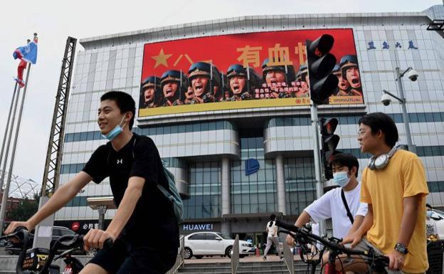 Un cartel de promoción del Ejército Popular de Liberación de China, este jueves en Pekín