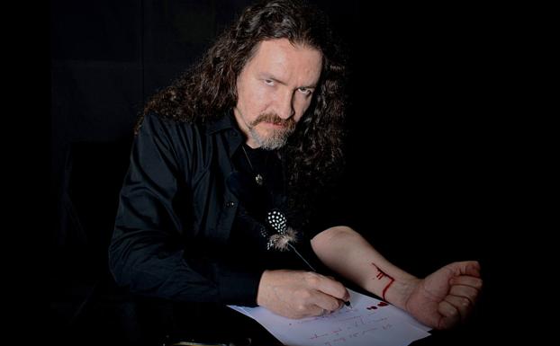 El cineasta y músico Antonio Dyaz, escribiendo con su propia sangre. /R. C.