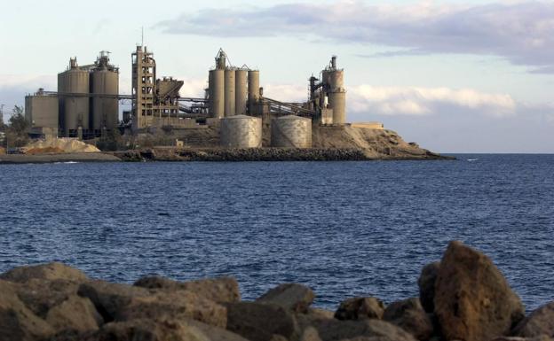 Vista de la fábrica de cemento desde la costa de Arguineguín. /C7