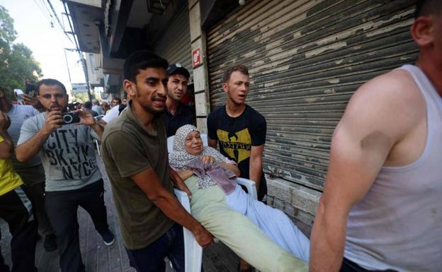 Una mujer palestina herida es trasladada este viernes después de un bombardeo israelí en la Franja de Gaza