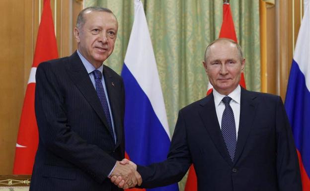 Recep Tayyip Erdogan (i) y Vladímir Putin (d) se han reunido este viernes en la ciudad rusa de Sochi/afp