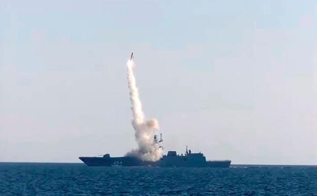 Un misil 'Tsirkón' es lanzado desde un buque ruso durante unos ejercicios militares. 