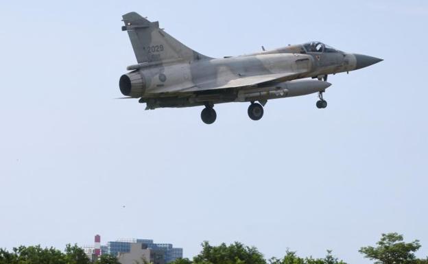 Un avión Mirage 2000-5 de la Fuerza Aérea de Taiwán aterriza en la base aérea de Hsinchu. /Reuters