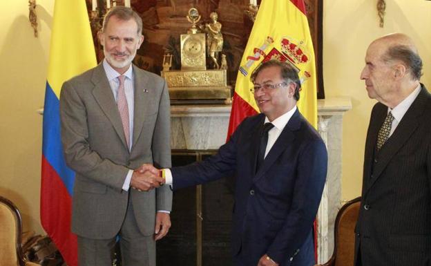 El rey, Felipe VI, saluda al presidente electo de Colombia, Gustavo Petro/efe