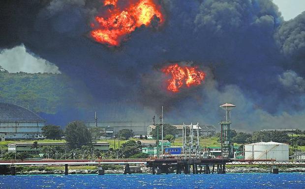Las llamas se elevan sobre los depósitos de petróleo en Matanzas. /Reuters