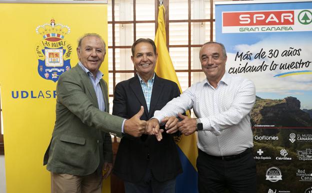 The representatives of SPAR Gran Canaria and the UD after the signing. 