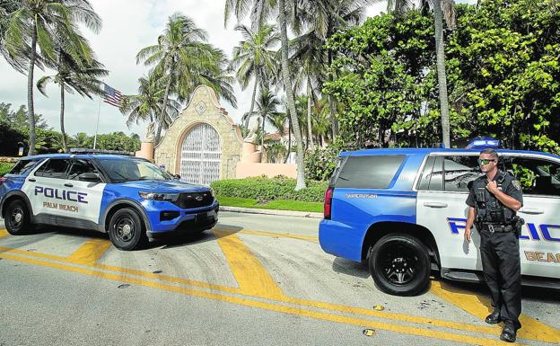 Agentes de policía apostados a la entrada de la residencia Mar-a-Lago de Donald Trump en Florida/CRISTOBAL HERRERA-ULASHKEVICH/EFE