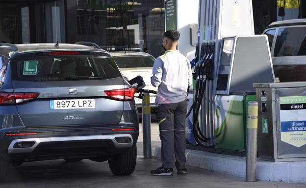 Filling the tank costs seven euros less this week than in mid-June.  Even so, it is still 24 euros above the summer of 2021. 