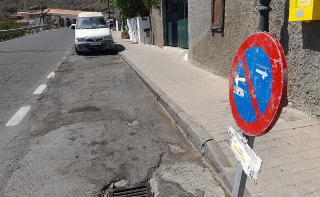 Carteles instalados en Fataga prohibiendo el aparcamiento en la calle principal por obras de asfaltado. / C7