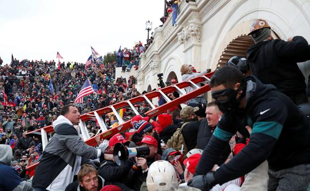 Una muchedumbre asalta el Capitolio el 6 de enero de 2021. 