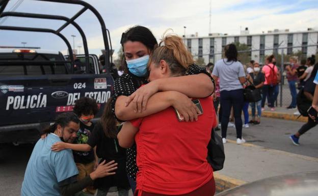 Familiares de reclusos de la cárcel donde se inició el enfrentameinto se abrazan a las afueras del centro/Luis Torres/efe